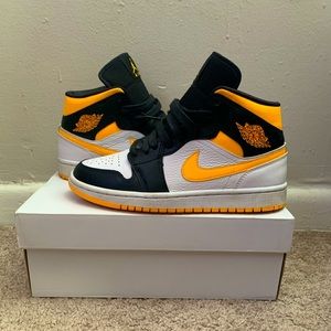 Women’s Air Jordan 1 Mid SE ‘White Laser Orange’🍊